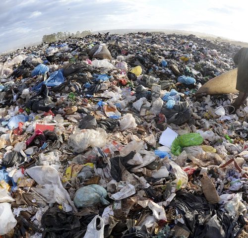 O antigo Lixão da Estrutural, em Brasília, era o maior depósito de lixo a céu aberto da América Latina. Foi fechado em 2018 para recebimento de resíduos domésticos, mas continua recebendo entulhos da construção civil - Foto: Leopoldo Silva/Agência Senado/Creative Commons